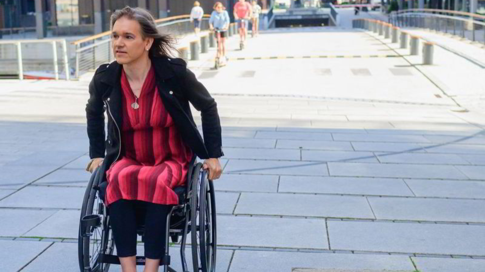 Женщина инвалид. Парализованная женщина инвалид. Человек в инвалидном кресле. Жена инвалид изменяю